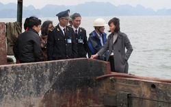 Bắt quả tang 2 tàu đổ bùn thải xuống vịnh Hạ Long