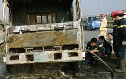 Hà Nội: Xe tải cháy rụi trên đường dẫn cầu Thanh Trì
