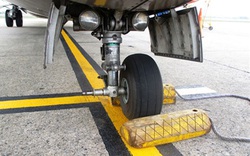 Máy bay ATR72 rơi lốp có thể do vật tư, phụ tùng không đúng quy cách