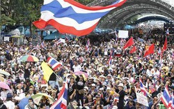 Hai phe đối lập biểu tình rầm rộ tại Bangkok