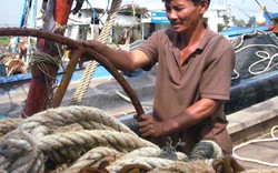 Các tỉnh miền Trung: Tàu cá nằm bờ, ngư dân khốn khó