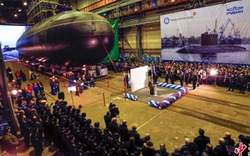 Toàn cảnh lễ hạ thủy, &#34;làm phép tăng sức mạnh&#34; cho tàu ngầm khủng của Nga
