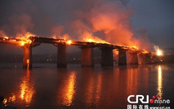 Trung Quốc: Cây cầu lịch sử lâu đời bốc cháy trơ trụi