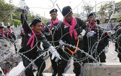 Thủ tướng Thái Lan dùng trực thăng né biểu tình