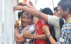 Chùm ảnh dân Myanmar đổ xô xếp hàng mua vé bóng đá