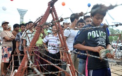 Myanmar lập hàng rào sắt tự chế kiểm soát bán vé