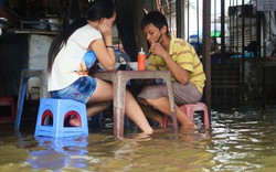 Ngập nặng, người Sài Gòn ra phố... đánh cá