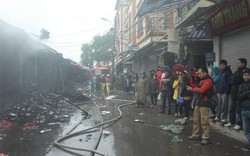 Hà Nội: Chợ Nhà Xanh cháy lớn giữa trời mưa rét