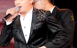 Cao Thái Sơn–Hồng Thuận ôm eo như tình nhân trên sân khấu