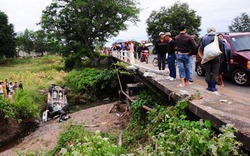 2 ôtô rơi xuống cầu vỡ nát, 5 người thoát chết hy hữu