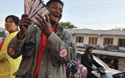 Dân Myanmar và xếp hàng mua vé trận tranh... HCĐ