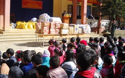 Bắc Kạn: Tặng áo ấm cho học sinh nghèo