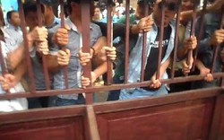 Clip giang hồ hung hãn phá cổng ĐH Hùng Vương, sinh viên khóc vì sợ
