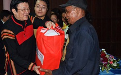 Chủ tịch nước thăm và tặng quà đồng bào buôn Tai