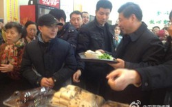 Hình ảnh Chủ tịch Tập Cận Bình tự xếp hàng mua bánh bao gây sốt tại Trung Quốc