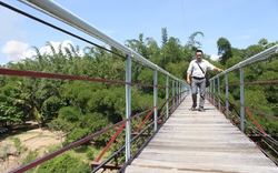 Khánh Hòa:  Cầu treo “rung lắc kinh khủng” bị đình chỉ vẫn hoạt động