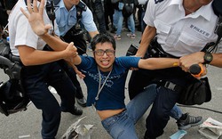 Cảnh sát, nhóm ủng hộ và phản biểu tình hỗn chiến, náo loạn Hong Kong  