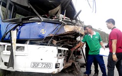 Xe khách tông xe container, 3 du khách Trung Quốc bị thương