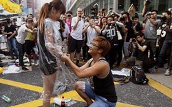 Nam sinh quỳ gối cầu hôn lãng mạn giữa biểu tình tại Hong Kong