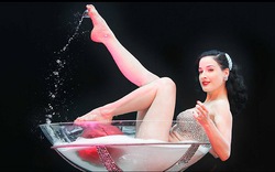 Nữ hoàng thoát y Dita Von Teese: Mê hoặc triệu đàn ông nhưng chồng vẫn…theo gái