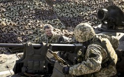 Tổng thống Ukraine thị sát công sự, chỉnh vũ khí cho binh sĩ