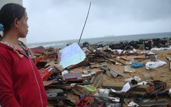 Triều cường tàn phá xóm biển ở Phú Yên