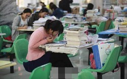 Choáng váng hình ảnh sinh viên Trung Quốc &#34;ngập ngụa&#34; trong sách ôn thi