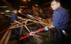 Người biểu tình Hong Kong không kháng cự khi bị cảnh sát giải tán