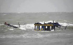 Cà Mau: Tàu cá bị đâm chìm, 7 ngư dân trôi dạt