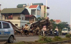 Hà Nội: Kinh hoàng cảnh xe trộn bê tông húc đổ rào chắn, phi xuống triền đê
