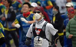 VĐV marathon phải đeo mặt nạ chạy thi vì ô nhiễm không khí nặng