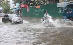 Nghệ An: Mưa lớn kéo dài, nhiều tuyến đường ở Vinh biến thành sông