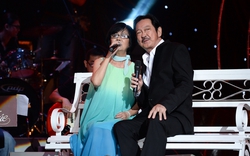 Vợ chồng Nguyễn Chánh Tín tình cảm nắm tay nhau trên sân khấu