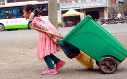 Cảm động bé gái 5 tuổi làm công nhân vệ sinh giúp bà