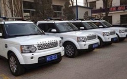 Cảnh sát giao thông Trung Quốc dùng siêu xe Land Rover biển khủng để... tuần tra?