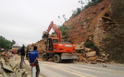 Hà Tĩnh: Núi &#34;đổ&#34; 10.000m3 đất đá xuống đường, giao thông tắc nghẽn