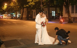 Chen chúc nhau chụp ảnh cưới lúc đêm xuống