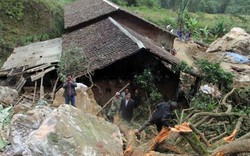 Cao Bằng: Hàng trăm khối đá đổ xuống nhà, 7 người thoát nạn