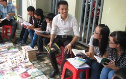 Chàng trai trẻ mang “thư viện” sách ra phố, dạy kỹ năng sống miễn phí