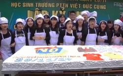 Choáng với chiếc bánh kem khổng lồ tặng thầy cô của teen Việt Đức