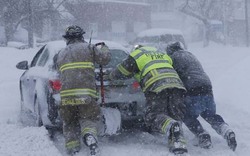 Chùm ảnh: Nước Mỹ bất ngờ bị “đóng băng”, 6 người chết