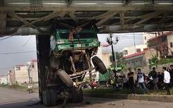 Không hạ thùng khi chạy, xe tải “treo đầu” dưới gầm cầu