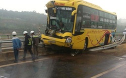 Xe khách giường nằm tông lật xe tải trên cao tốc Nội Bài-Lào Cai