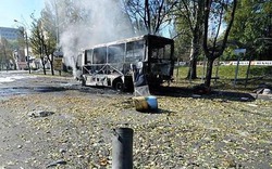 Xe buýt Donetsk trúng pháo kích, cháy rụi, 10 người thương vong