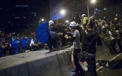 Các lãnh đạo biểu tình Hong Kong tự nộp mình, kêu gọi rút lui
