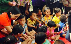 Báo NTNN tặng quà hộ nghèo và trẻ em cơ nhỡ