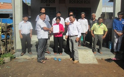 Huyện Lộc Ninh &#40;Bình Phước&#41;:  Trao 3 căn nhà  Đại đoàn kết  cho hội viên nghèo