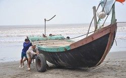 Phú Yên - Bình Định: Kêu gọi hàng ngàn tàu thuyền vào bờ tránh bão số 5