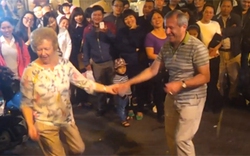Cặp vợ chồng Tây U70 nhảy mê mải trên phố đêm Hà Nội