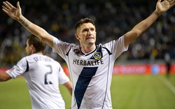 Hạ Lee Nguyễn, Robbie Keane “khao to” CĐV nhà